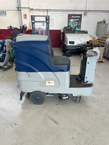 LAVAPAVIMENTI COMAC BLUEMATIC 85 RIDE-ON